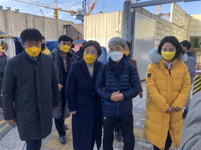 김진숙 지도위원 만난 심상정 - (부산=뉴스1) 백창훈 기자 = 심상정 정의당 대선 후보가 28일 오후 부산 영도구 HJ중공업 정문에서 한진중공업 해고자 김진숙 지도위원과 만나 함께 이동하고 있다. 2022.1.28/뉴스1