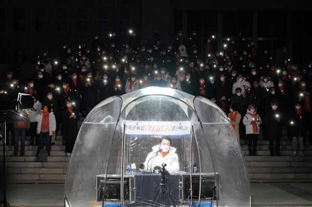 안철수 국민의당 대선후보가 지난 30일 오후 서울 여의도 국회 본청 앞에서 이재명 더불어민주당 대선 후보, 윤석열 국민의힘 대선 후보의 양자토론을 규탄하며 철야농성을 하고 있다. 2022.1.30 뉴스1