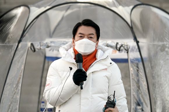 국민의당 안철수 대선 후보가 30일 오후 국회 본관 앞에서 양당 담합토론 규탄 철야농성을 하며 발언하고 있다. 2022.1.30 국민의당 제공