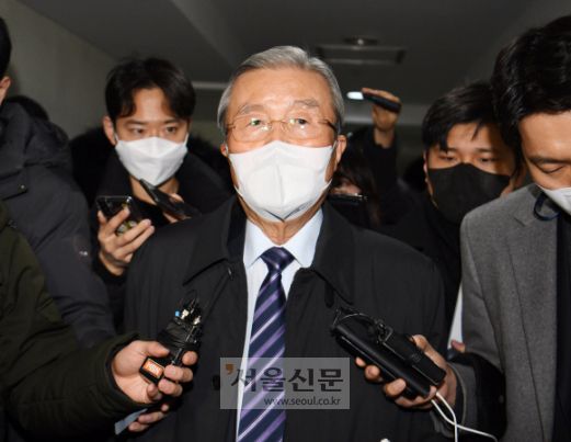 - 총괄선대위원장직에서 스스로 물러나겠다는 뜻을 밝힌 국민의힘 김종인 총괄선대위원장이 5일 오전 서울 종로구 자신의 사무실에서 윤석열 국민의힘 대선후보의 선대위 쇄신안 발표를 본 뒤 외부로 나서고 있다. 2022. 1. 5 김명국 선임기자