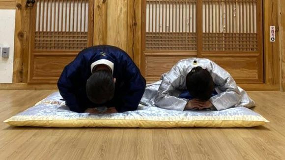 더불어민주당 이재명 대선 후보가 1일 설을 맞아 부인 김혜경 씨와 함께 세배하는 사진을 공개했다. 2022.2.1 더불어민주당 선대위 제공