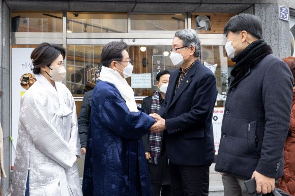 더불어민주당 이재명 대선 후보가 설 명절인 1일 경북 안동시 안동 김씨 화수회를 방문, 어르신들과 인사하고 있다. 2022.2.1 더불어민주당 선대위 제공