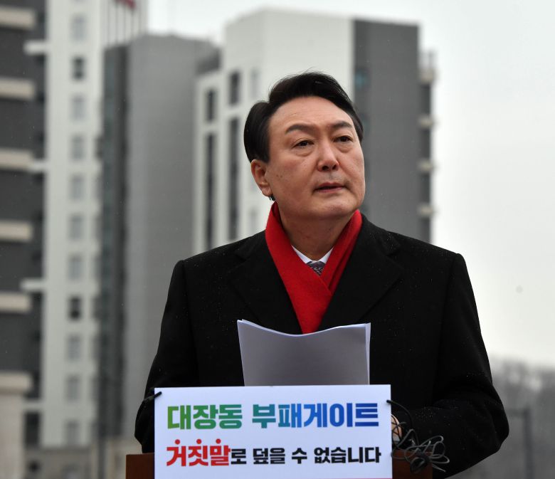 윤석열 “오직 대장동 진실규명 해법은 특검 뿐” - (성남=뉴스1) 국회사진취재단 = 윤석열 국민의힘 대선 후보가 27일 오후 경기 성남 대장동 현장을 찾아 이재명 더불어민주당 대선 후보 등에 대한 특검 수사 촉구 기자회견을 하고 있다. 2021.12.27/뉴스1