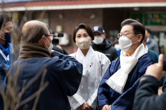 더불어민주당 이재명 대선 후보가 부인 김혜경 씨와 함께 설 명절인 1일 경북 안동시 안동 김씨 화수회를 방문, 어르신들과 인사하고 있다. 2022.2.1 더불어민주당 선대위 제공