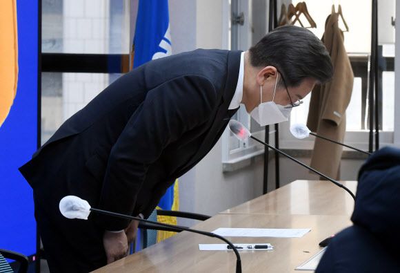 이재명, 김혜경 논란 고개 숙여 사과 - 더불어민주당 이재명 대선 후보가 4일 오후 서울 여의도 당사에서 226개 기초지자체 공약을 소개하는 ‘우리동네공약’ 언박싱데이 종료 후 부인 김혜경 씨 과잉 의전 논란과 관련해 “국민들께 다시 한번 사과드린다”며 고개를 숙이고 있다. 2022.2.4 [국회사진기자단] 연합뉴스