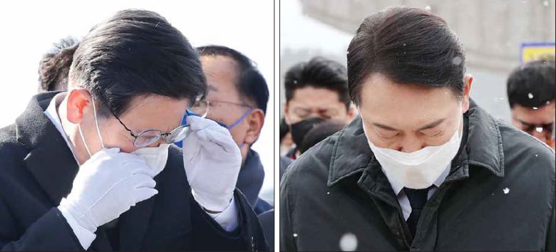 봉하마을서 눈물 훔친 李… 5·18민주묘지서 머리 숙인 尹  - 이재명 더불어민주당 대선후보가 6일 경남 김해시 봉하마을을 방문해 노무현 전 대통령의 묘역을 참배하며 눈물을 훔치고 있다. 오른쪽 사진은 윤석열 국민의힘 대선후보가 같은 날 광주 국립 5·18민주묘지를 찾아 머리를 숙이고 참배하고 있는 모습. 김해 연합뉴스·광주 뉴스1