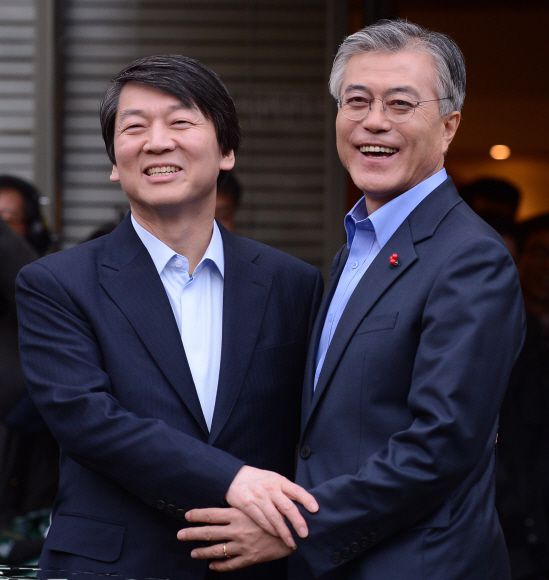 단일화 ‘완성’  - 안철수(왼쪽) 전 무소속 대선 후보와 문재인 민주통합당 대선 후보가 6일 서울 덕수궁 옆 한 음식점에서 회동을 갖고 정권교체를 위해 힘을 합치기로 한 뒤 손을 맞잡은 채 웃고 있다. 이언탁기자 utl@seoul.co.kr