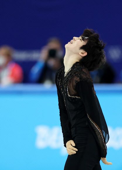 차준환이 8일 오전 중국 베이징 캐피탈 실내 경기장에서 열린 2022 베이징 동계올림픽 피겨스케이팅 남자 싱글 쇼트 프로그램 경기에서  이터널 이클립스의 ‘페이트 오브 더 클락메이커(Fate of the Clockmaker)’ 음악에 맞춰 연기를 마친 뒤 허공을 바라보고 있다. 2022.2.8 연합뉴스