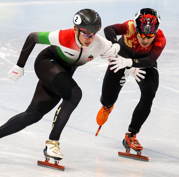 7일 오후 중국 베이징 캐피탈 실내 경기장에서 열린 2022 베이징 동계올림픽 쇼트트랙 남자 1000m 결승 경기에서 헝가리의 사올린 샨도르 류(왼쪽)과 중국의 렌지웨이가 결승선을 향하다 서로 손으로 서로를 밀어내고 있다. 심판 판정으로 헝가리 샤올린의 실격으로 중국의 렌지웨이가 1위를 차지했다. 2022.2.8 연합뉴스