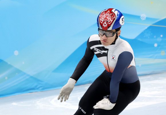 한국 쇼트트랙 대표팀 황대헌이 2022 베이징 동계올림픽 개막 사흘째인 7일 오후 중국 베이징 캐피탈 실내 경기장에서 열린 쇼트트랙 남자 1000m 준결승 1조 경기에서 실격 처리되자 아쉬운 표정을 짓고 있다. 2022.2.8 연합뉴스