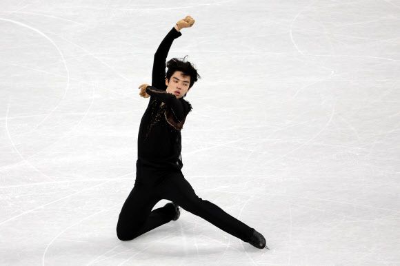 차준환이 8일 중국 베이징 캐피탈 실내 경기장에서 열린 2022 베이징 동계올림픽 피겨스케이팅 남자 싱글 쇼트 프로그램 경기에서 이터널 이클립스의 ‘페이트 오브 더 클락메이커(Fate of the Clockmaker)’ 음악에 맞춰 연기를 펼치고 있다. 2022.2.8 연합뉴스