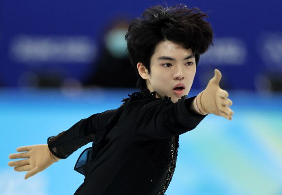 차준환이 8일 오전 중국 베이징 캐피탈 실내 경기장에서 열린 2022 베이징 동계올림픽 피겨스케이팅 남자 싱글 쇼트 프로그램 경기에서 이터널 이클립스의 ‘페이트 오브 더 클락메이커(Fate of the Clockmaker)’ 음악에 맞춰 연기를 펼치고 있다. 2022.2.8 연합뉴스