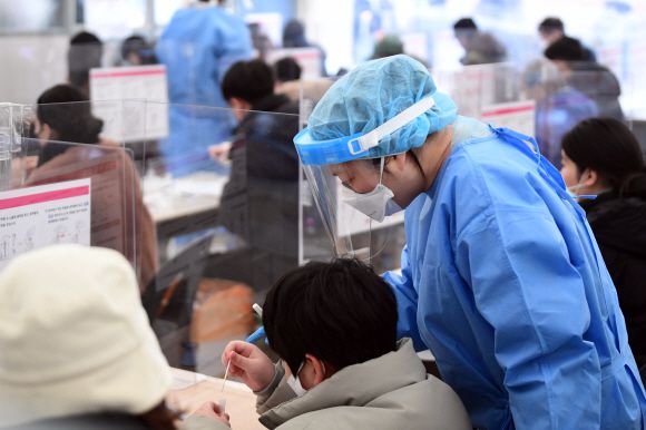 - 코로나19 신규 확진자가 3만6719명으로 역대 최다를 기록한 8일 서울 송파구 보건소에 마련된 코로나19 선별진료소에서 시민들이 자가진단키트를 이용해 신속항원검사를 하고 있다. 2022. 2. 8 박윤슬 기자