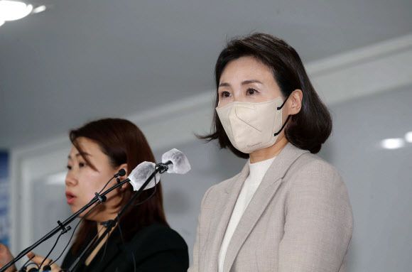 더불어민주당 이재명 대선 후보의 부인 김혜경 씨가 9일 오후 서울 여의도 당사에서 최근 불거진 ‘과잉 의전’ 등 논란에 대해 사과 기자회견을 하고 있다. 2022.2.9 국회사진기자단