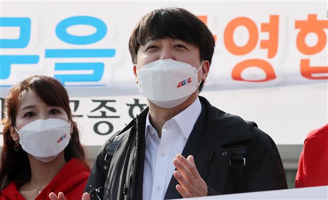 보성역 앞 기자회견하는 이준석 - 이준석 국민의힘 대표가 13일 오전 정책홍보 열차 ‘열정열차’를 타고 전남 보성역에 도착해 기자회견을 하고 있다. 2022.2.13 뉴스1