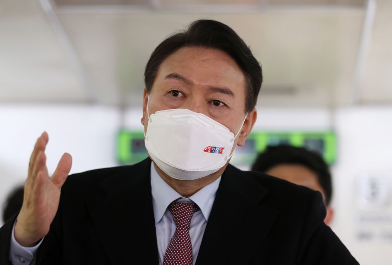 윤석열, 열정열차 질의응답 - 국민의힘 윤석열 대선 후보가 12일 오후 전남 순천역에서 정책 공약 홍보를 위한 ‘열정열차’에 탑승해 취재진과 질의응답을 하고 있다. 2022.2.12 연합뉴스