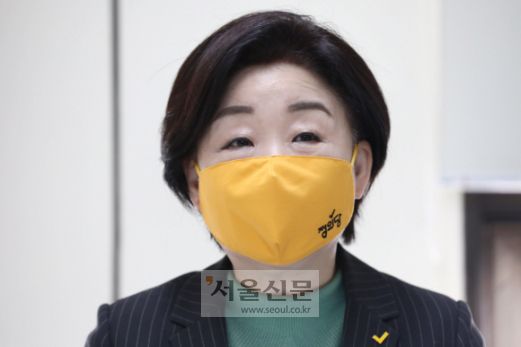 - 심상정 정의당 대선 후보가 13일 오전 경기 과천시 정부과천청사 보건복지상담센터 회의실에서 열린 ‘#지워진_사람들’ 129 보건복지상담센터 상담사 현장 간담회에서 발언을 하고 있다.2022. 2. 13 오장환 기자
