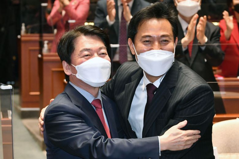 포옹하는 오세훈·안철수 - 국민의힘 오세훈 서울시장 후보가 24일 서울 여의도 국회에서 열린 의원총회에서 자신의 선거운동에 힘을 보태기로 한 안철수 공동선대위원장과 포옹하고 있다. 2021.3.24 연합뉴스