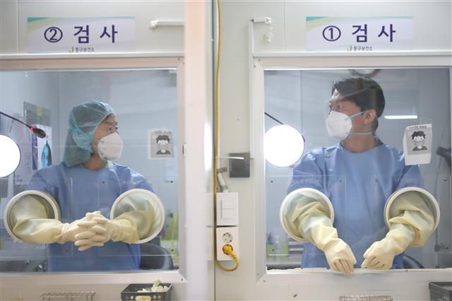 의료자원봉사 나선 안철수 대표 부부 - 안철수 국민의당 대표와 부인 김미경 교수가 19일 오전 서울 중구보건소 신종 코로나바이러스 감염증(코로나19) 선별진료소에서 의료자원봉사를 준비하고 있다. 2021.9.19/뉴스1