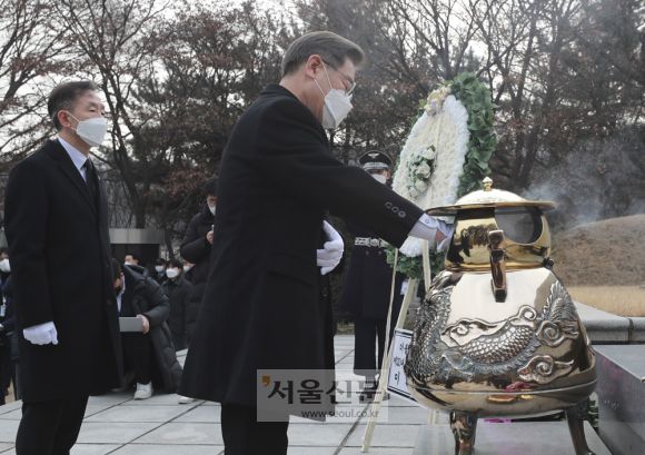 이재명 더불어민주당 대선후보가 14일 오전 서울 동작구 국립서울현충원 이승만 전 대통령 묘역을 찾아 참배하고 있다.2022. 2. 14 김명국 선임기자