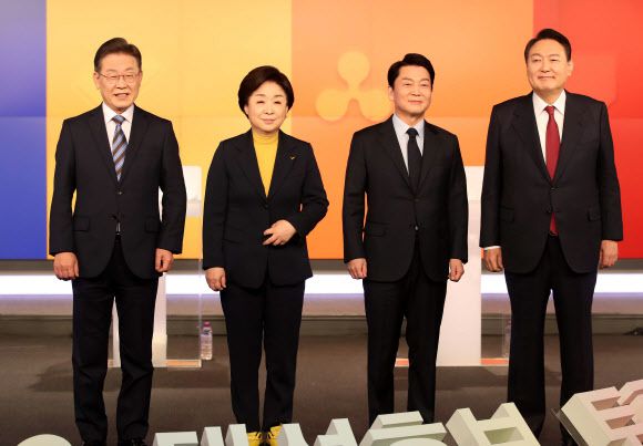 토론회 전 기념촬영하는 대선후보 - 더불어민주당 이재명, 정의당 심상정, 국민의당 안철수, 국민의힘 윤석열 대선후보(왼쪽부터)가 11일 오후 서울 중구 매경미디어센터에서 열린 한국기자협회 주최 방송 6개사 공동 주관 2022 대선후보 초청 토론회 시작에 앞서 기념촬영을 하고 있다. 2022.2.11 국회사진기자단