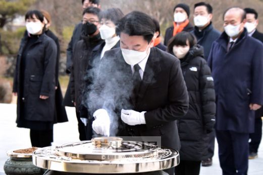 - 안철수(맨 앞) 국민의당 대선후보가 13일 중앙선거관리위원회 후보 등록에 앞서 서울 동작구 국립서울현충원을 참배하며 현충탑에 분향하고 있다.오장환 기자
