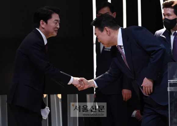 지상파 방송 3사가 공동주최한 대선후보토론회가 열린 3일 서울 KBS 스튜디오에서  윤석열 국민의힘 대선 후보와  안철수 국민의당 대선 후보가 인사를 나누고  있다. 2022. 2. 3. 서울신문DB.