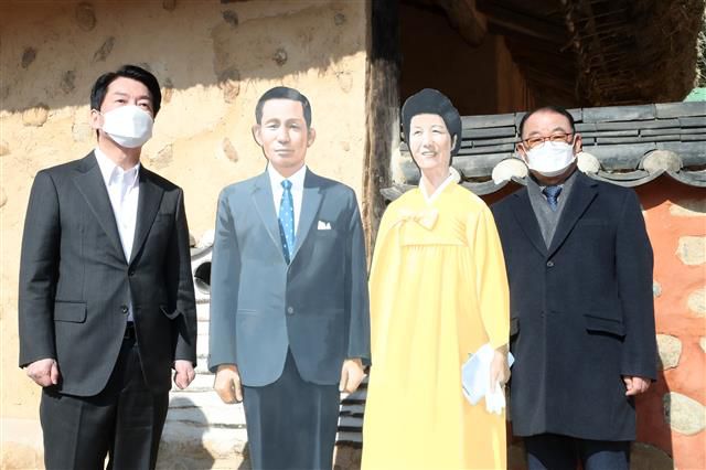 - 안철수 국민의당 대선후보가 제20대 대통령 선거 공식 선거운동이 시작된 15일 오전 경북 구미시 박정희 전 대통령 생가를 찾아 기념촬영하고 있다. 2022.2.15뉴스1