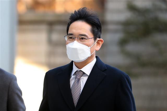 ‘삼성 부당합병·회계부정’ 의혹을 받고 있는 이재용 삼성전자 부회장이 13일 오전 서울 서초구 서울중앙지방법원에서 열린 자본시장과 금융투자업에 관한 법률 위반 등 공판에 출석하고 있다. 2022.1.13뉴스1