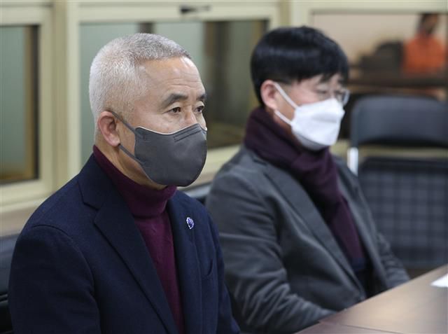 안철수 캠프 ‘선거운동 전면 중단’ - 최진석 국민의힘 상임선대위원장과 이태규 의원이 15일 오후 서울 여의도 안철수 국민의당 캠프에서 유세버스 사고 관련 브리핑을 하고 있다.충남 천안에서 선거 운동 중이던 국민의당 유세차량에서 남성 2명이 쓰러진 채 발견됐다.경찰과 소방당국에 따르면 15일 오후 5시 24분께 충남 천안시 동남구 신부동 천안터미널 인근에서 정차 중이던 국민의당 선거 유세 차량에서 60대와 50대 남성 2명이 쓰러져 있었다.119 구급대가 출동한 당시 모두 심정지 상태였고 병원으로 옮겼지만 숨졌다. 2022.2.15 뉴스1