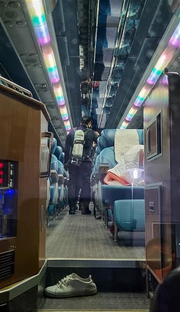 유세 첫날 안철수 후보 유세 차량서 사망사고 발생 - 고용노동부 직원이 15일 천안 동남경찰서에서 남성 2명이 숨진 국민의당 안철수 후보 유세차량 내 잔류 일산화탄소 점검을 하고 있다.제20대 대통령선거 공식 유세 첫 날인 이날 국민의당 안철수 후보 유세차량에서 남성 2명이 쓰러진 채 발견, 병원으로 옮겨졌으나 숨졌다.경찰과 소방당국에 따르면 이날 오후 5시24분께 충남 천안터미널 인근에 정차 중이던 국민의당 유세 차량에서 60대와 50대 남성 2명이 쓰러진채 발견됐다. 이들 중 한 명은 국민의당 당원으로 알려졌다. 경찰은 차량 시동을 켠 채 대기하다 일산화탄소에 중독된 것으로 보고 정확한 사망원인을 조사 중이다. 2022.2.15 뉴스1