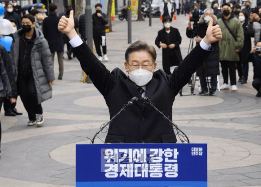 엄지척  - 이재명 더불어민주당 대선후보가 14일 서울 중구 명동예술극장 앞 사거리에서 위기극복·국민통합 선언 기자회견을 열고 양팔을 벌려 엄지를 치켜들고 있다.김명국 선임기자