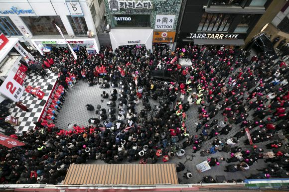 국민의힘 윤석열 대선 후보가 15일 오후 대전 중구 으능정이 문화의거리에서 유세를 하고 있다. 2022.2.15 공동취재