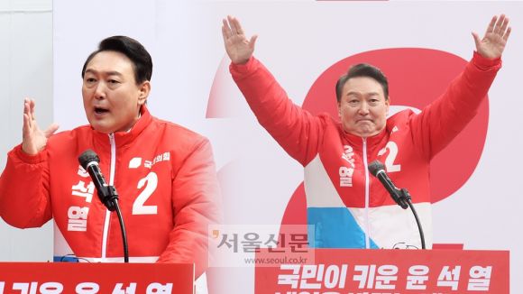 윤석열 국민의힘 대선 후보가 15일 오후 대전시 중구 으능정이 문화의거리에서 ‘화합하는 대통령’ 행정수도 완성! 대전 거점유세를 하고 있다. (왼쪽), 윤 후보가 무대에 올라 환호하는 지지자들을 향해 두 팔을 들어 화답하고 있다. 2022. 2. 15 김명국 선임기자