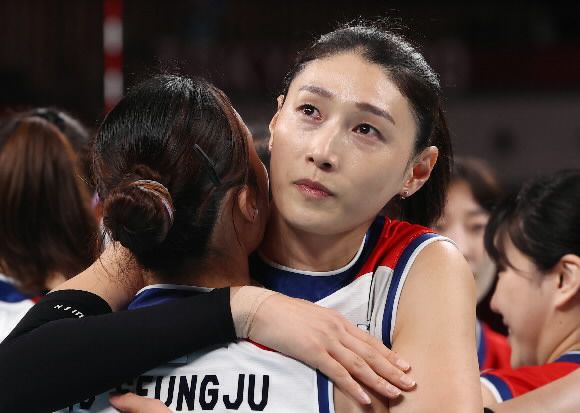 김연경이 지난해 도쿄올림픽에서 선수들을 안아주는 모습. 도쿄 연합뉴스