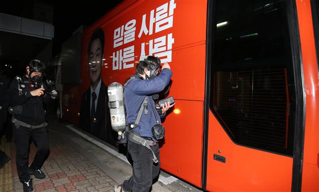 사고버스 조사 실시 - 고용노동부 직원이 15일 천안 동남경찰서에서 남성 2명이 숨진 국민의당 안철수 후보 유세차량 내 잔류 일산화탄소 점검을 하기 위해 이동하고 있다. 제20대 대통령선거 공식 유세 첫 날인 이날 국민의당 안철수 후보 유세차량에서 남성 2명이 쓰러진 채 발견, 병원으로 ?겨졌으나 숨졌다. 경찰과 소방당국에 따르면 이날 오후 5시24분께 충남 천안터미널 인근에 정차 중이던 국민의당 유세 차량에서 60대와 50대 남성 2명이 쓰러진채 발견됐다. 이들 중 한 명은 국민의당 당원으로 알려졌다. 경찰은 차량 시동을 켠 채 대기하다 일산화탄소에 중독된 것으로 보고 정확한 사망원인을 조사 중이다. 2022.2.15 뉴스1