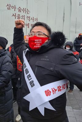 인천에서 고깃집을 운영하는 박성민(48)씨가 15일 서울 종로구에서 열린 자영업자 집회에서 ‘영업시간 제한 폐지’, ‘손실 보상 확대’ 등 구호를 외치고 있다.곽소영 기자