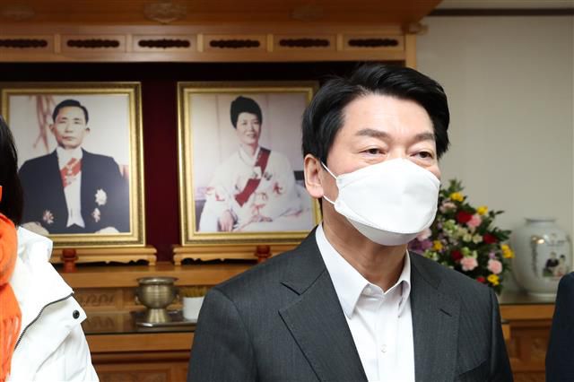 박정희 생가 방문한 安 - 안철수 국민의당 대선후보가 공식 선거운동이 시작된 15일 경북 구미 박정희 전 대통령 생가를 방문하고 있다. 안 후보 뒤로 육영수 여사와 박 전 대통령 사진이 보인다.구미 뉴스1