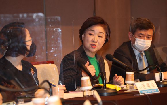 토론회 답변하는 심상정 - 심상정(가운데) 정의당 대선후보가 14일 서울 중구 한국프레스센터에서 열린 관훈토론회에서 참석자의 질문에 답하는 모습.서울 김명국 선임기자