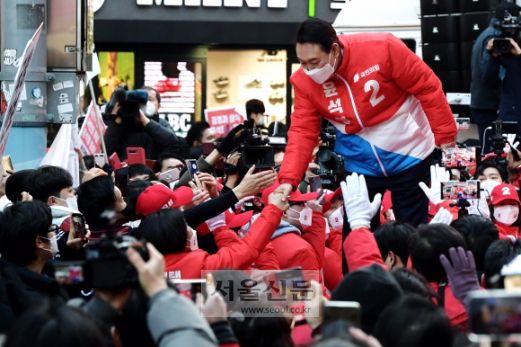 윤석열 국민의힘 대선 후보가 15일 오후 부산시 부산진구 서면 젊음의거리에서 ‘청년이 함께하는’ 공정과 상식의 시대! 부산 거점유세를 하고 있다. 2022. 2 .15 김명국 선임기자