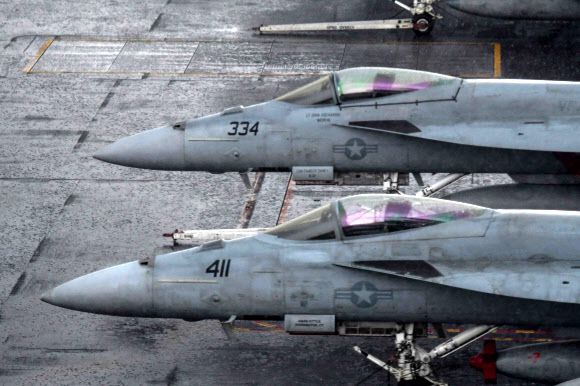 - 러시아의 우크라이나 침공 우려가 커지는 가운데 14일(현지시간) 크로아티아 항구도시 스플리트에 정박한 미국 핵 추진 항공모함 해리 S. 트루먼호 갑판에 전투기들이 배치돼 있다.AFP 연합뉴스