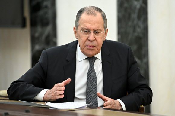 ‘우크라 사태’ 서방과 추가 대화 의지 밝힌 러시아 외무장관 - 세르게이 라브로프 러시아 외무장관이 14일(현지시간) 모스크바에서 블라디미르 푸틴 대통령과 우크라이나 사태 관련 회의를 하고 있다. 러시아 국영방송을 통해 공개된 이날 회의에서 라브로프 장관은 서방이 러시아의 주요 안보 요구를 거부하고 있지만 미국 등과 추가 대화에 나서야 한다고 말했다. 이에 푸틴 대통령은 다소 모호하지만 “좋다”고 대답했다고 방송은 전했다. 크렘린궁 제공. 2022.2.15 모스크바 AP 연합뉴스 2022-02-15