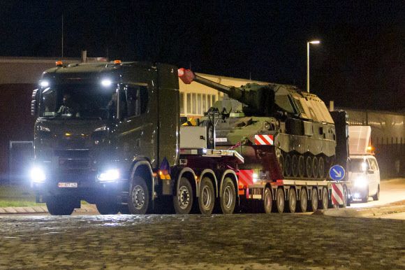 ‘우크라 사태’ 속 리투아니아로 운송되는 독일군 자주포 - 러시아와 우크라이나 간 군사 충돌 위기감이 높아가고 있는 가운데 14일(현지시간) 독일 서북부 뮌스터의 힌덴부르크 기지에서 독일군 PzH 2000 자주 곡사포가 트럭에 실려 리투아니아로 운송되고 있다. 독일은 러시아의 우크라이나 침공에 대비해 리투아니아에 350명의 병력과 장비를 추가로 파견할 계획이다. 2022.2.15 뮌스터 AP/dpa 연합뉴스