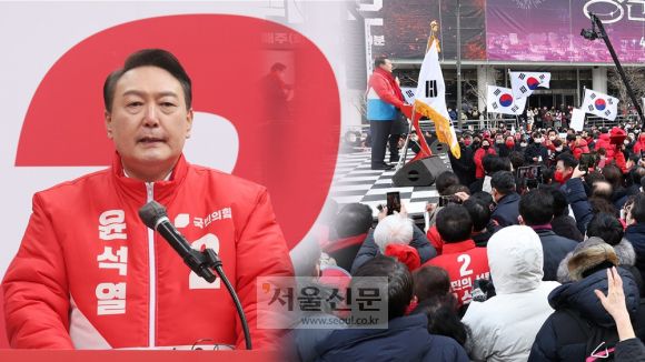 윤석열 국민의힘 대선 후보가 15일 오후 대전 중구 으능정이 문화의거리에서 무대에 올라 지지를 호소하고 있다. (왼쪽) 김명국 선임기자, 윤 후보가 서울 광화문 청계광장에서 열린 출정식에서 지지를 호소하고 있다. (오른쪽) 오장환 기자. 2022. 2. 15