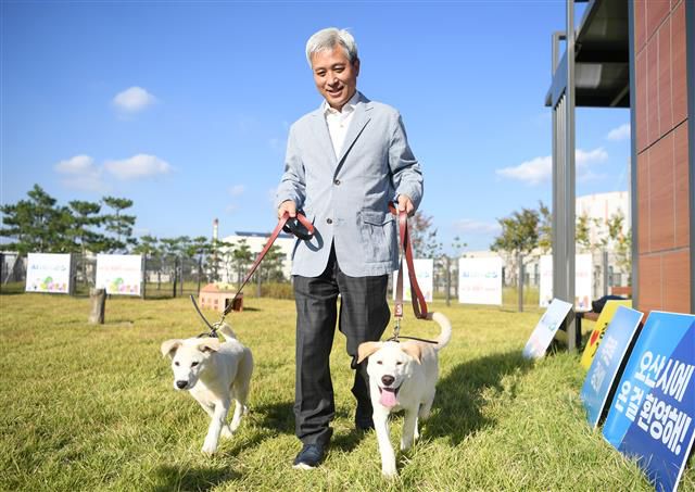 ‘교육도시’ 경기 오산시가 미니어처빌리지 등 지역 특유의 관광상품이 들어서면서 ‘관광도시’로 거듭나고 있다. 사진은 반려동물테마파크에 사는 남북 협력의 상징 풍산개 ‘강산’과 ‘겨울’.오산시 제공