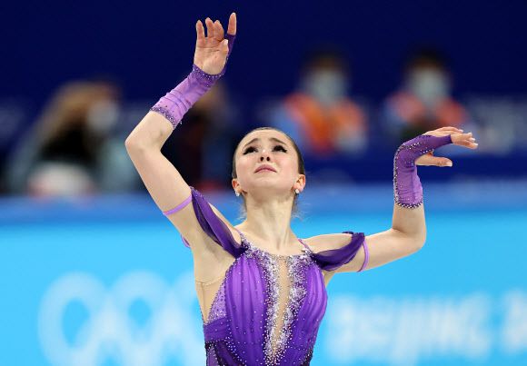 [올림픽] 발리예바의 피날레 - 러시아올림픽위원회(ROC)의 카밀라 발리예바가 15일 오후 중국 베이징 캐피털 실내경기장에서 열린 2022 베이징 동계올림픽 피겨스케이팅 여자 싱글 쇼트 프로그램에 출전해 키릴 리히터의 ‘인 메모리엄’ 음악에 맞춰 연기를 마치고 있다.     전날 스포츠중재재판소(CAS)는 도핑 위반 통보를 받은 러시아반도핑기구(RUSADA)가 발리예바의 징계를 철회한 것과 관련해 국제올림픽위원회(IOC), 세계반도핑기구(WADA), 국제빙상경기연맹(ISU)이 제기한 이의 신청을 기각했다. 2022.2.15 연합뉴스