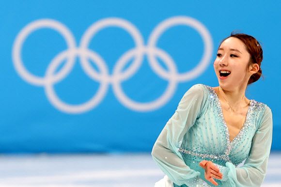 [올림픽] 김예림의 올림픽 첫 무대 - 김예림이 15일 오후 중국 베이징 캐피털 실내경기장에서 열린 2022 베이징 동계올림픽 피겨스케이팅 여자 싱글 쇼트 프로그램에 출전해 프란츠 리스트의 ‘사랑의 꿈’ 음악에 맞춰 연기를 펼치고 있다. 2022.2.15 연합뉴스