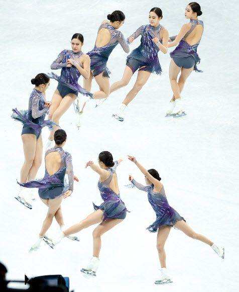 [올림픽] 유영의 트리플 악셀 - 15일 오후 중국 베이징 캐피털 실내경기장에서 열린 2022 베이징 동계올림픽 피겨스케이팅 여자 싱글 쇼트 프로그램에 출전한 유영이 트리플 악셀을 성공시키고 있다. 사진은 레이어 합성. 2022.2.15 연합뉴스