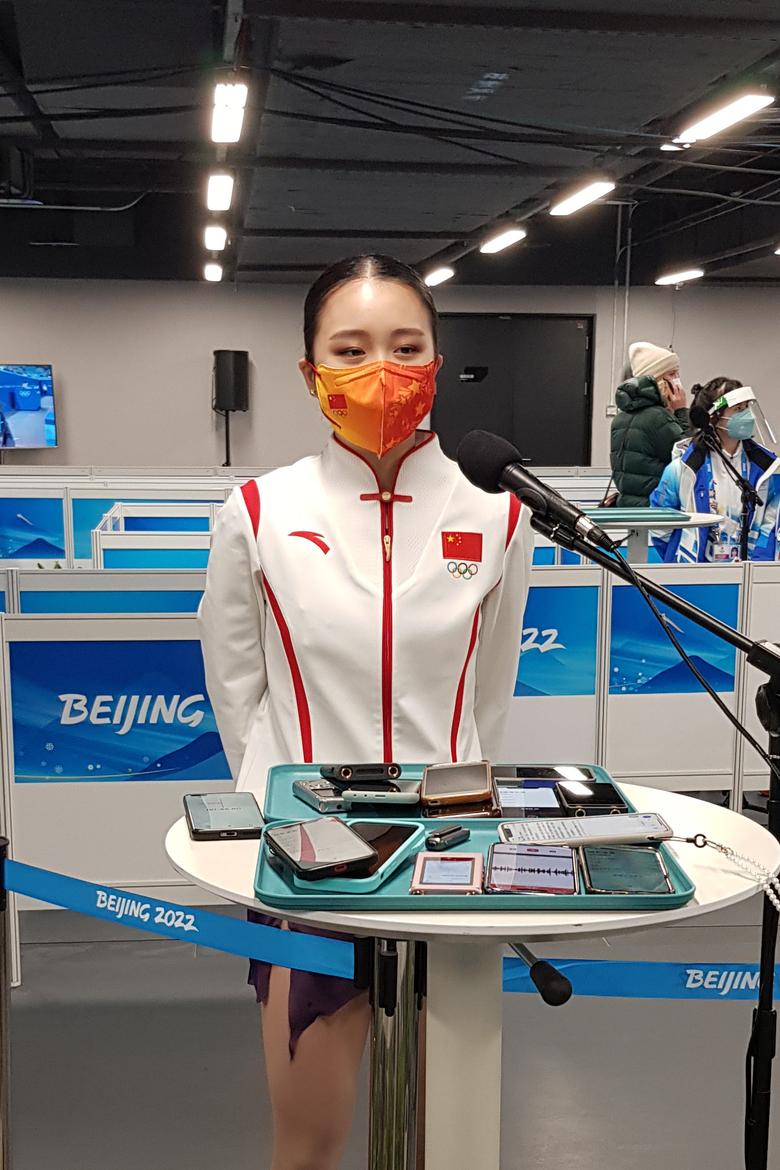 취재진과 인터뷰하는 주이 - 중국 여자 피겨스케이팅 선수 주이가 15일 중국 베이징 수도체육관에서 열린 2022 베이징동계올림픽 피겨 여자 싱글 쇼트프로그램 경기를 마친 뒤 취재진과 인터뷰하고 있다.베이징 류재민 기자