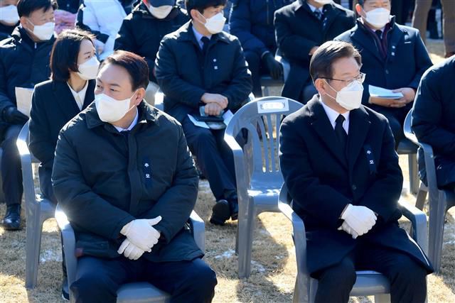 ‘동상이몽’ 이재명 윤석열 - 19일 서울 용산구 효창공원에서 엄수된 매헌 윤봉길 의사 순국 89주기 추모식에서 이재명 더불어민주당 대선 후보와 윤석열 국민의힘 대선 후보가 황기철 국가보훈처장의 추모사를 듣고 있다. 2021.12.19 뉴스1